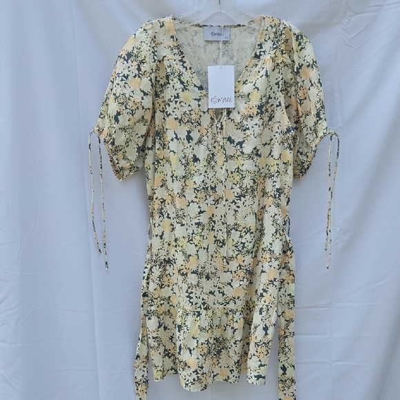 Esmaee Floral Mini Dress - Picture 3 of 7